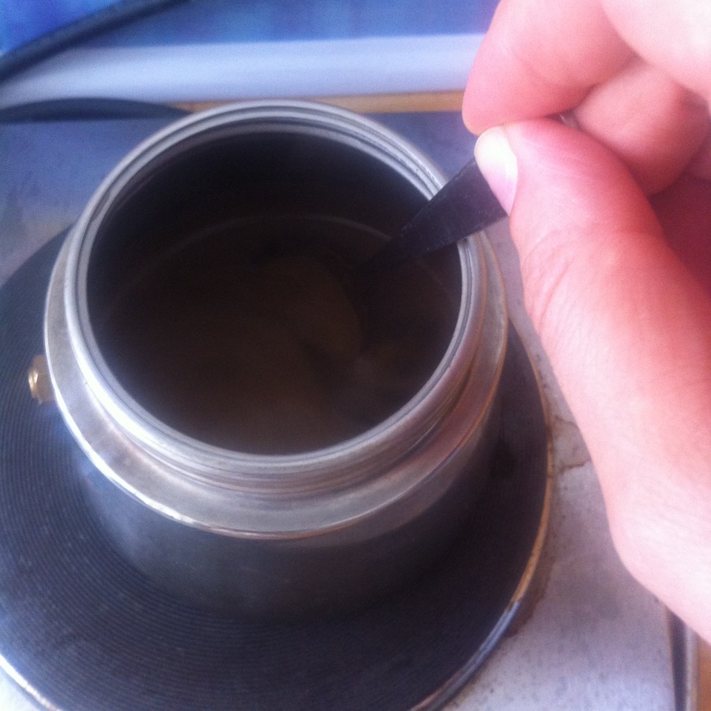 Wir rühren gut um, während der Kaffee köchelt