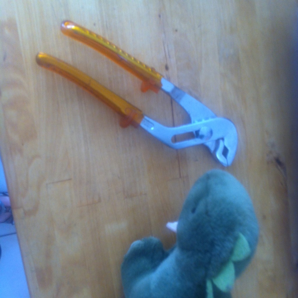 Womit fassen wir den heissen Mokkatopf nur an ...? Zum Glück hat Anatol eine Idee!